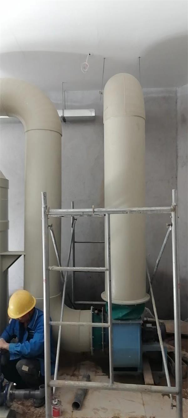 武汉pp废气洗涤塔设备安装现场2.jpg
